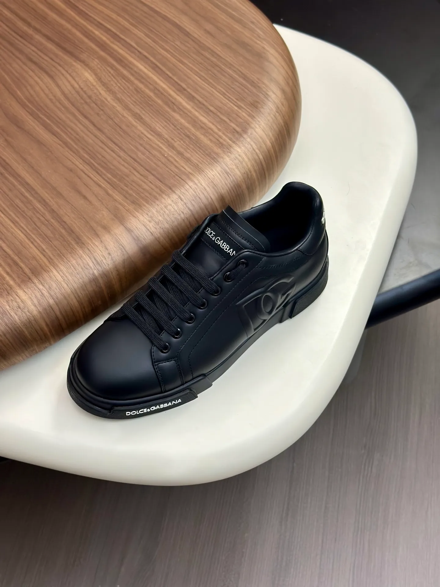 New product 💰800 DG Dolce & Gabbana men's shoes 💰ortofino calfskin sneakers ♞size; 39~44 (customized 38.45.46) Iconic men's shoes 💰ortofino series of sneakers, classic and timeless style, now presented with fashionable details. The calfskin engraved DG logo is a subtle finishing touch. Men's shoes💰ortofino calfskin sneakers: